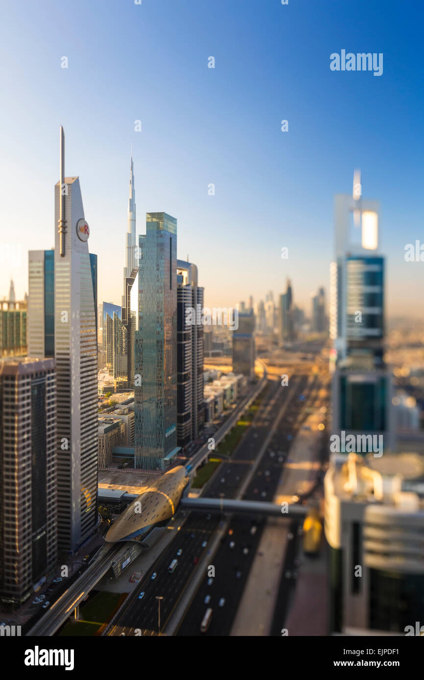 Dubai, UAE, nuovi edifici alti e il traffico su Sheikh Zayed Rd Foto Stock