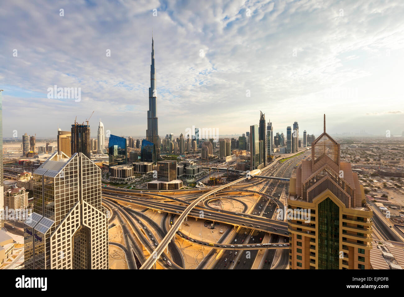 Il Burj Khalifa di Dubai, vista in elevazione su Sheikh Zayed Road e il centro finanziario di Interscambio stradale, Downtown Dubai, Emirati arabi uniti Foto Stock