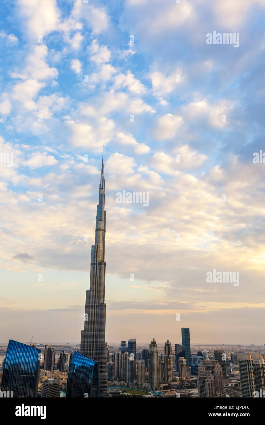 Il Burj Khalifa di Dubai, un futuristico design moderno struttura, completata nel 2010, i mondi edificio più alto Foto Stock