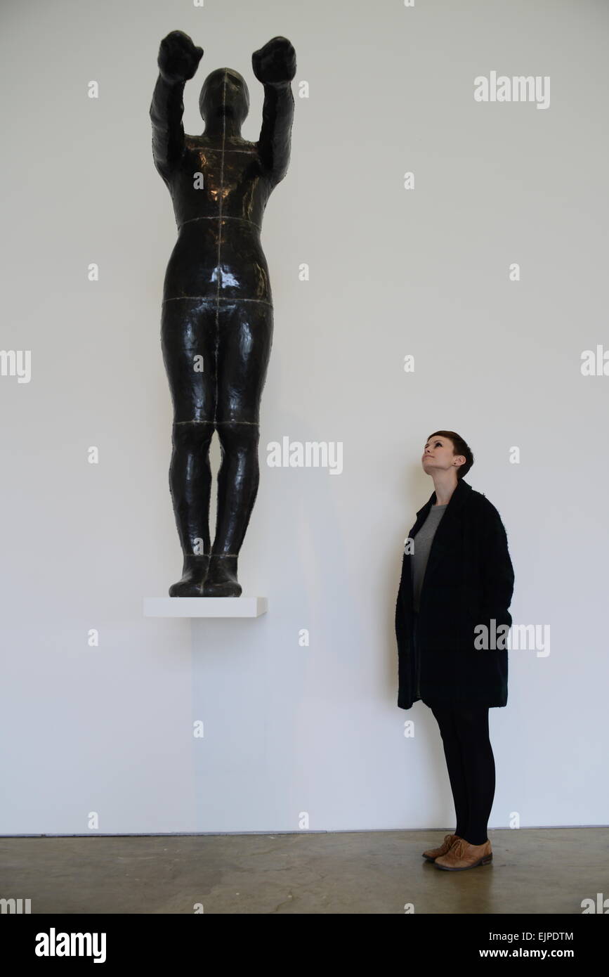 Wakefield, Regno Unito. Il 30 marzo 2015. YSP's Kerry Chase è mostrato guardando Untitled (Diving figura) (1983) dallo scultore Antony Gormley quali funzioni nello Yorkshire Sculpture Park di ultima mostra intitolata "Rendere: scultura in Gran Bretagna 1977-1986. L'esposizione in base all'Longside Gallery a Yorkshire Sculpture Park si apre il 1 aprile 2015 fino al 21 giugno 2015. Immagine: Scott Bairstow/Alamy Foto Stock