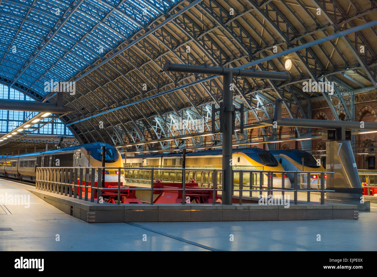 Il treno Eurostar alla Stazione di St Pancras Londra Foto Stock