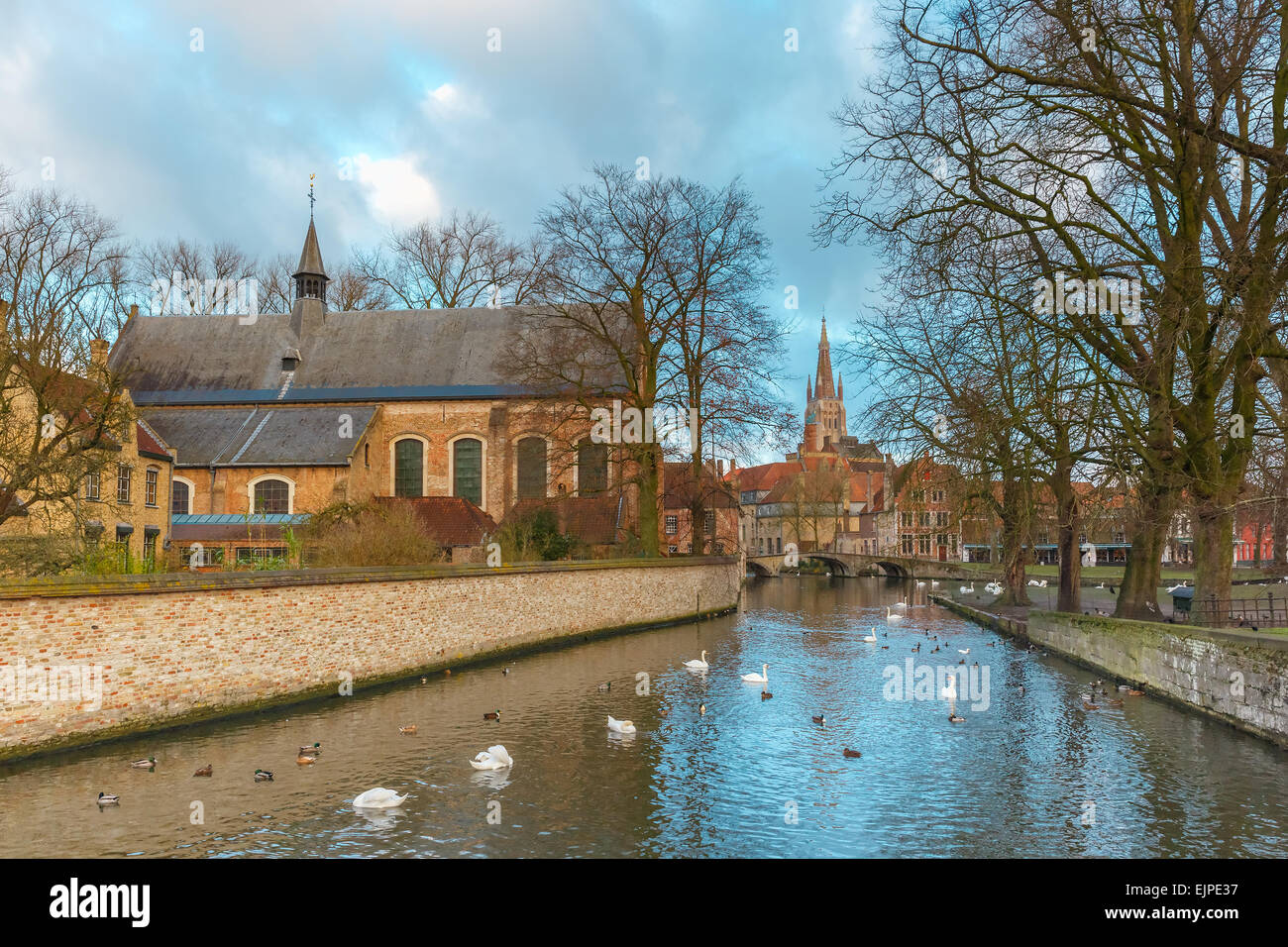 Paesaggio di Lago Minnewater e chiesa in Bruges, Belgio Foto Stock