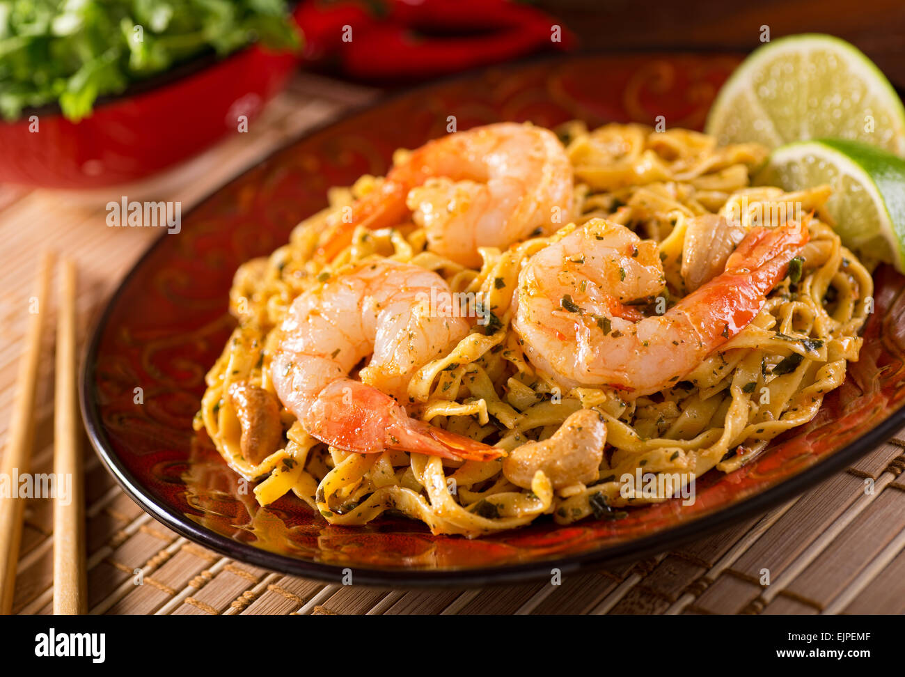 Una deliziosa pad thai tagliatelle con i gamberi. Foto Stock