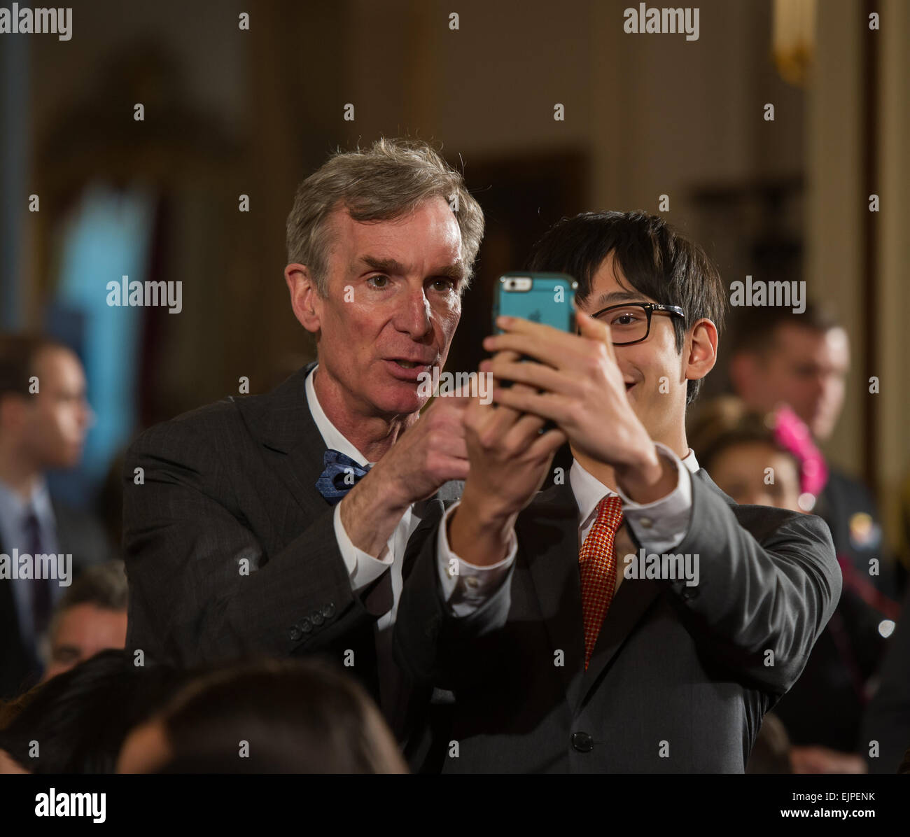 Washington DC: Bill Nye la Scienza Guy prende un selfie con uno studente in Oriente stanza della Casa Bianca. Foto Stock