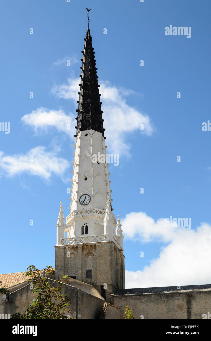 La Chiesa di Saint-Étienne, Ars en Re, Ile de Re, Francia data dal 12C è dipinto in bianco e nero per aiutare le navi. Foto Stock