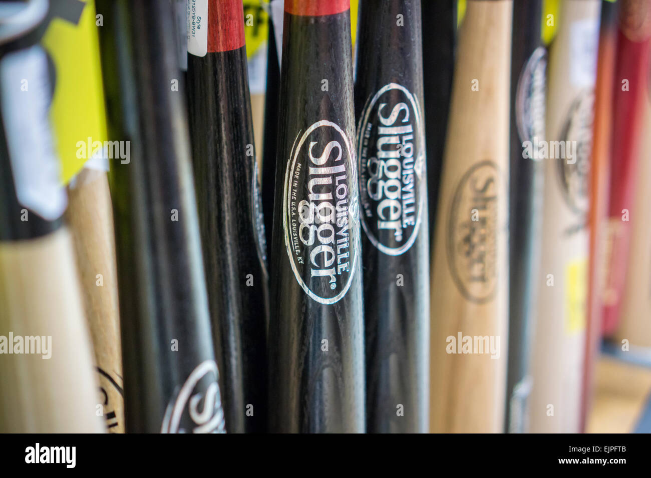 Louisville Slugger marca mazze da baseball sul display in un negozio a New York Martedì, Marzo 24, 2015. Il 121 anno vecchio marchio iconico è stata venduta, previa approvazione degli azionisti, da Hillerich & Bradsby Wilson Sporting Goods, posseduto dalla Finlandia in base Amer Sports per un importo segrete. (© Richard B. Levine) Foto Stock