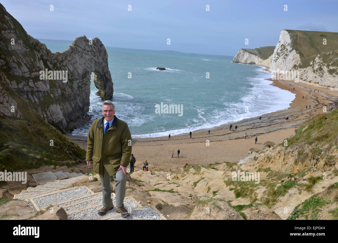 James saldare del Lulworth Estate in Dorset, ha inaugurato oggi una serie di passaggi 88 in modo che il pubblico possa accedere alla Jurassic Coast icona che è il 140milioni di euro-anno-vecchio Durdle porta. Questo unico arco calcareo nei pressi di Lulworth Cove è una delle meraviglie di questo tratto di costa nel Dorset ed è visitato da decine di migliaia di turisti ogni anno. James gestisce i 12.000 acri di Lulworth Estate a nome della famiglia di saldatura, che è anche proprietaria di 5 miglia della Jurassic Coast. Credito: Dorset Media Service/Alamy Live News Foto Stock