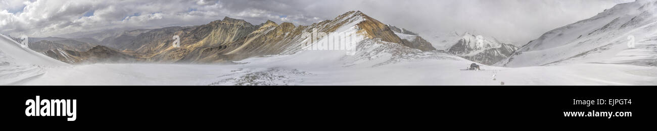 Suggestivo panorama del freddo paesaggio montuoso di Pamir mountain range in Tagikistan Foto Stock
