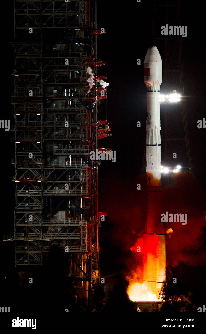 Xichang. 30 Mar, 2015. Una lunga marcia-3C rocket portando una nuova generazione di satelliti per la navigazione BeiDou sistema satellitare (BDS) di blasti dal Xichang Satellite Launch Center nel sud-ovest della Cina di provincia di Sichuan, 30 marzo 2015. La Cina ha lanciato una nuova generazione di satelliti nello spazio per gli indigeni globale di navigazione e posizionamento di rete a 9:52 p.m. Ora di Pechino lunedì. È il diciassettesimo satellite per la BDS. Il lancio ha segnato l' inizio di espansione della BDS regionali a copertura globale. Credito: Bai Yu/Xinhua/Alamy Live News Foto Stock