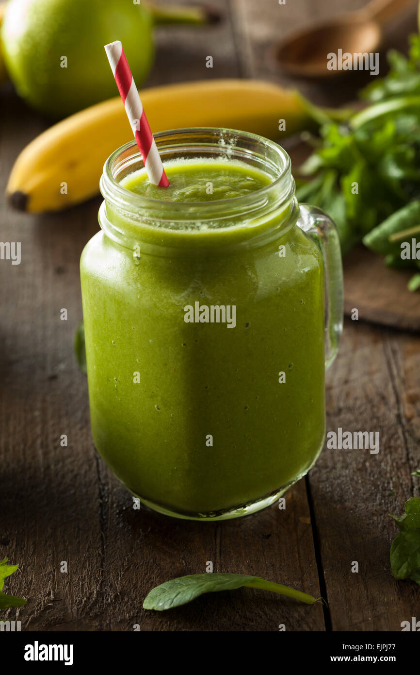 Un sano verde biologico frullato di frutta con spinaci e mele Foto Stock