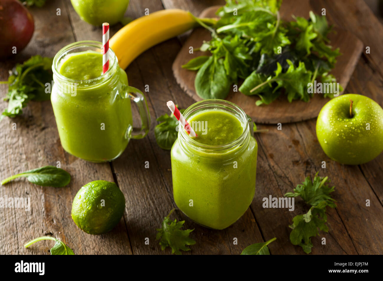 Un sano verde biologico frullato di frutta con spinaci e mele Foto Stock