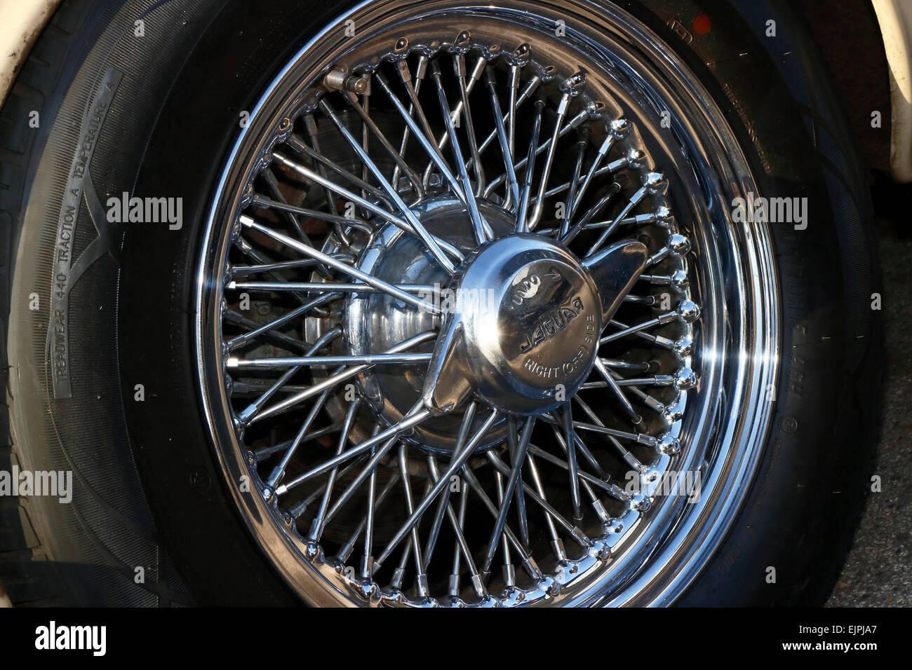 Una ruota a raggi di filo di ruota su un'auto d'epoca. Foto Stock