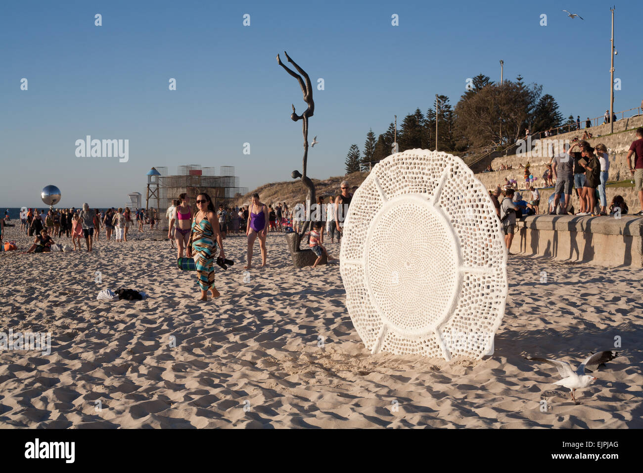 Illustrazione sul display a 2015 Scultura Di Mare evento. Cottesloe Beach, Perth, Western Australia. Foto Stock