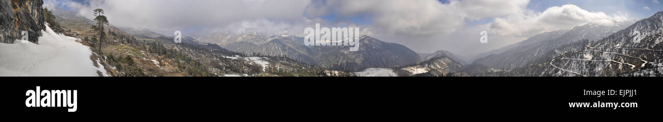 Vista panoramica delle montagne nuvoloso in Arunachal Pradesh regione, India Foto Stock
