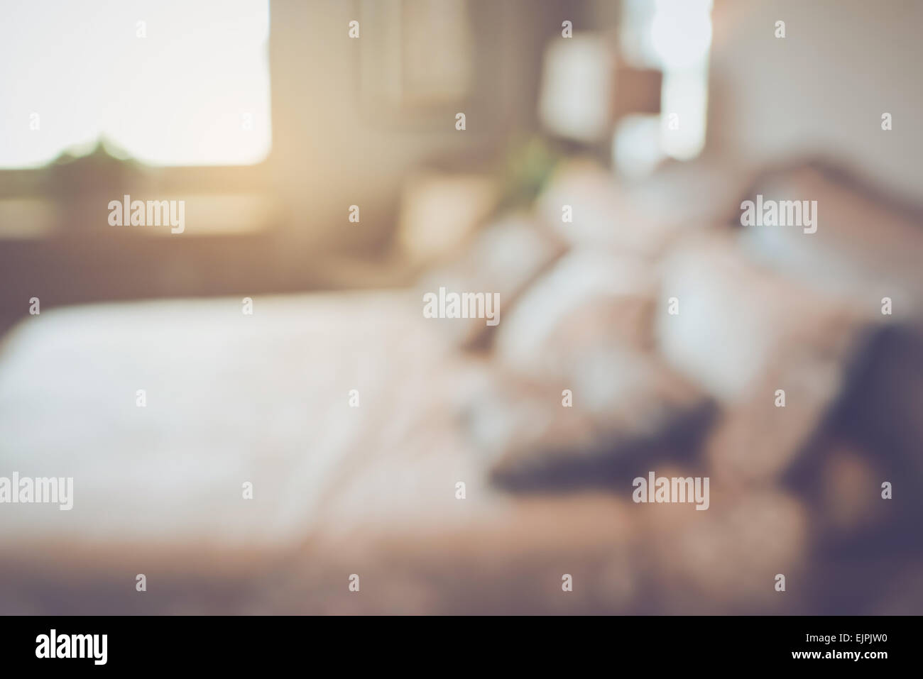 Sfocato camera da letto con letto matrimoniale e comodino con Reto Instagram filtro stile Foto Stock Sfocato camera da letto con letto matrimoniale e comodino con Reto Instagram filtro stile Foto Stock