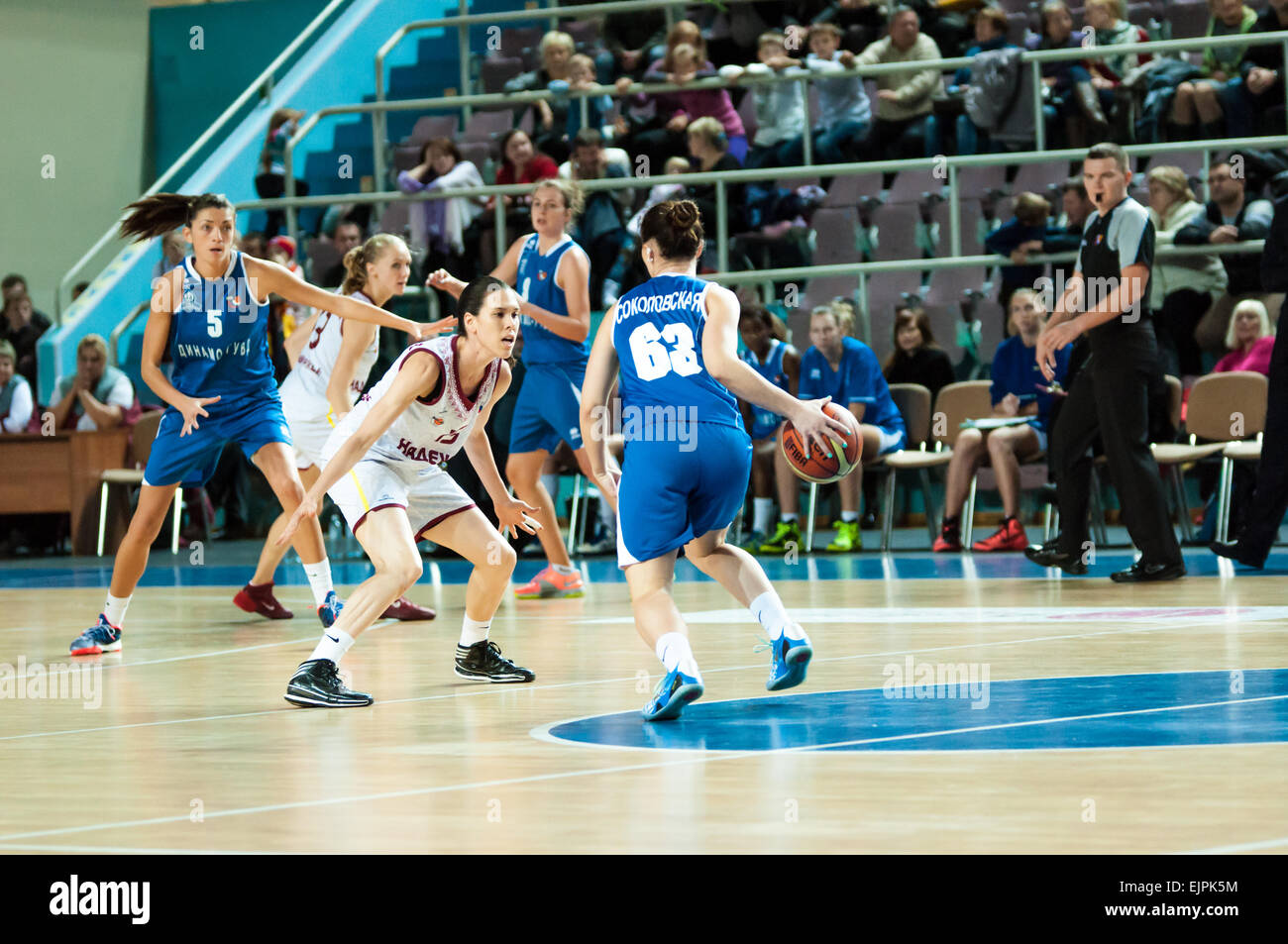 ORENBURG, regione di Orenburg, Russia, 21 ottobre, 2014 anno. Partita del campionato femminile del campionato della Russia sul basket Nadezhda (Orenburg)-Dinamo GUVD (Novosibirsk) Foto Stock