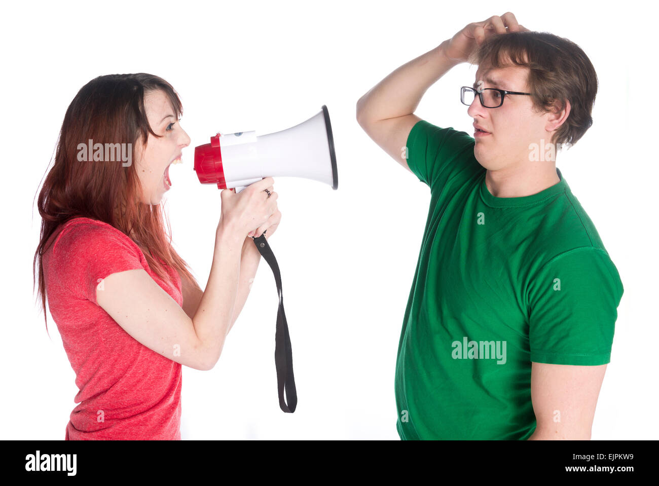 La donna grida al suo uomo con Megafono Foto Stock