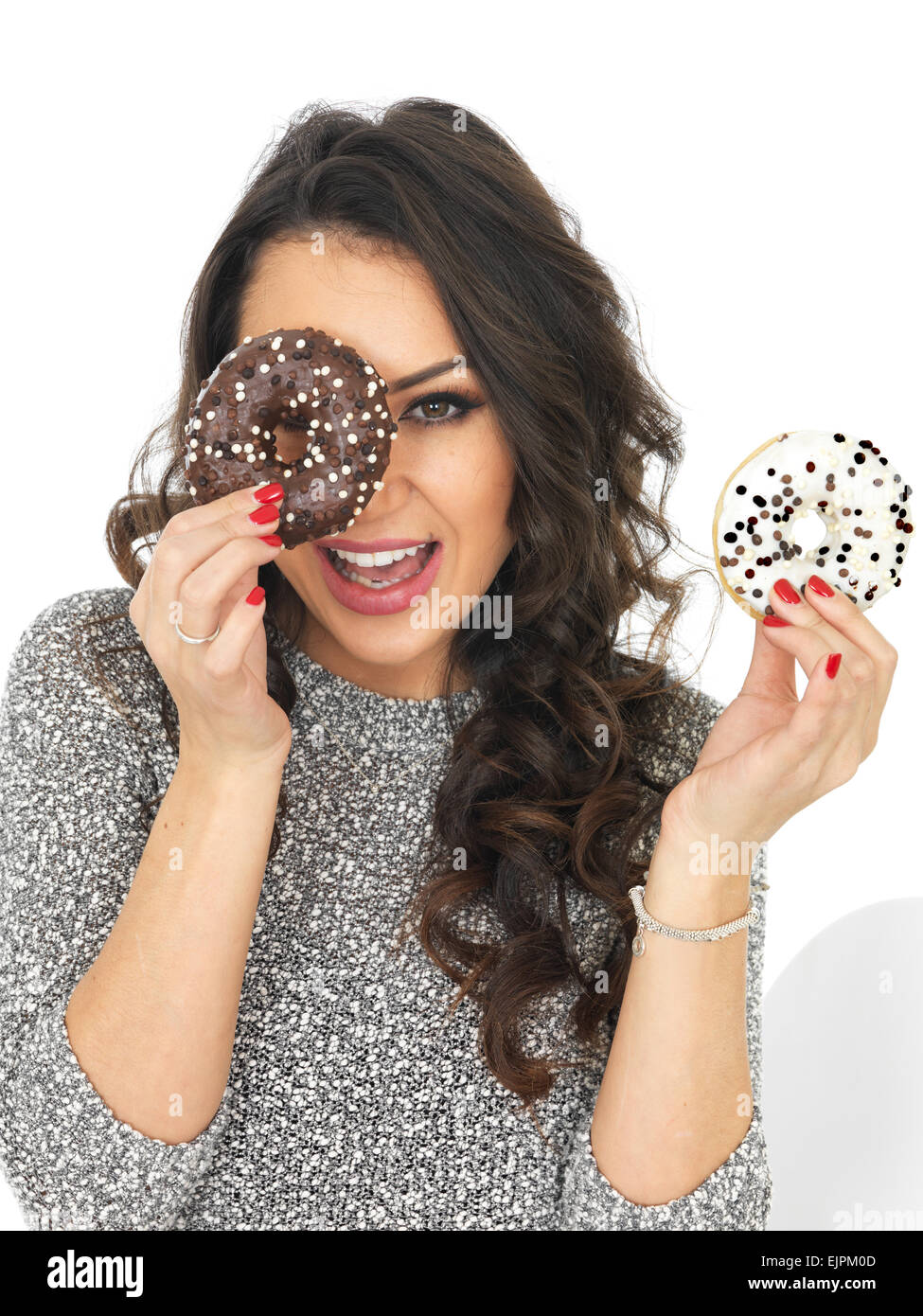 Positivo felice eccitato, giovane donna tentati da ingrasso malsana anello dolce Donuts o ciambelle, isolato su bianco, eccitante e giocoso Foto Stock