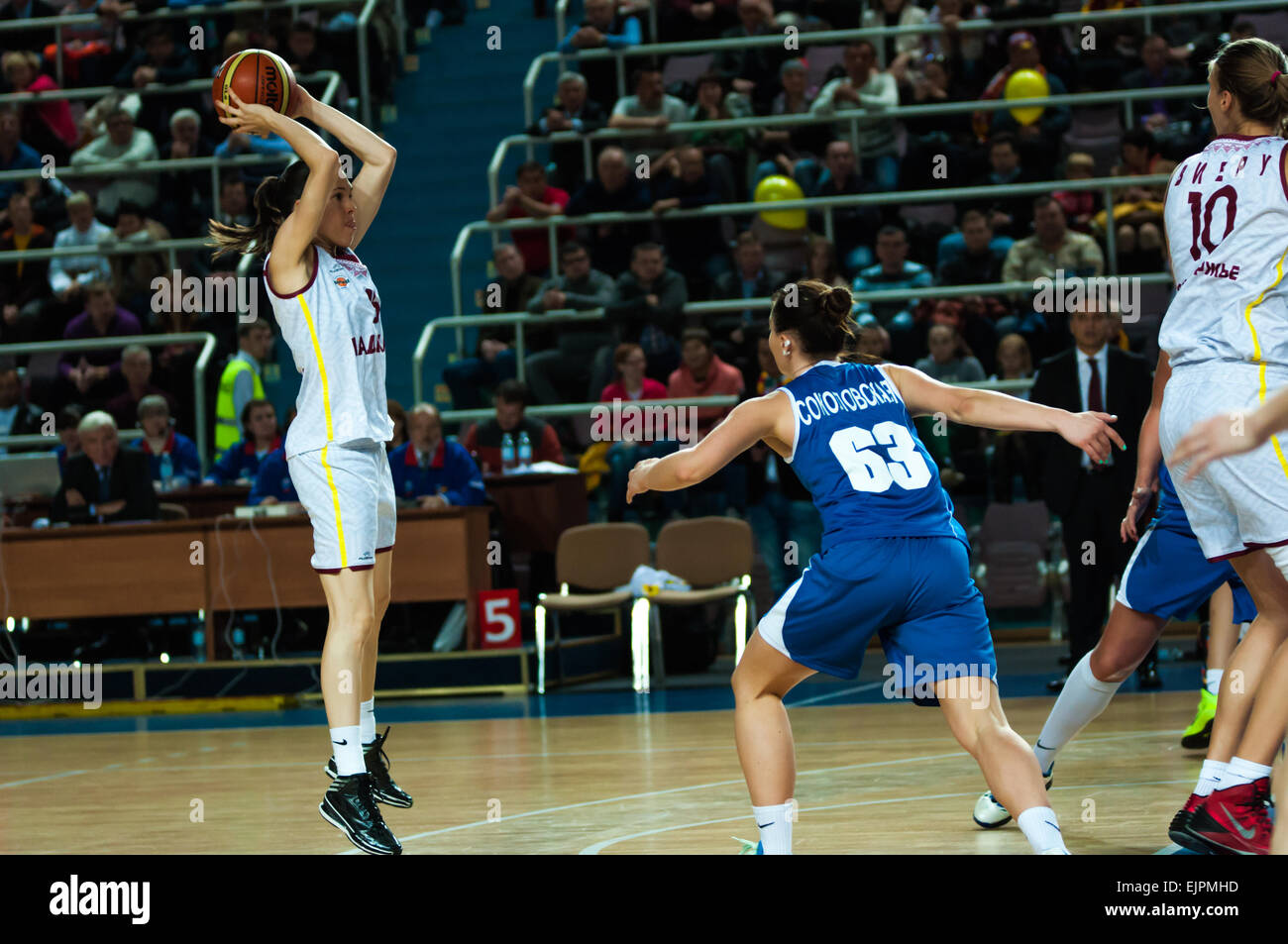 ORENBURG, regione di Orenburg, Russia, 21 ottobre, 2014 anno. Partita del campionato femminile del campionato della Russia sul basket Nadezhda (Orenburg)-Dinamo GUVD (Novosibirsk) Foto Stock