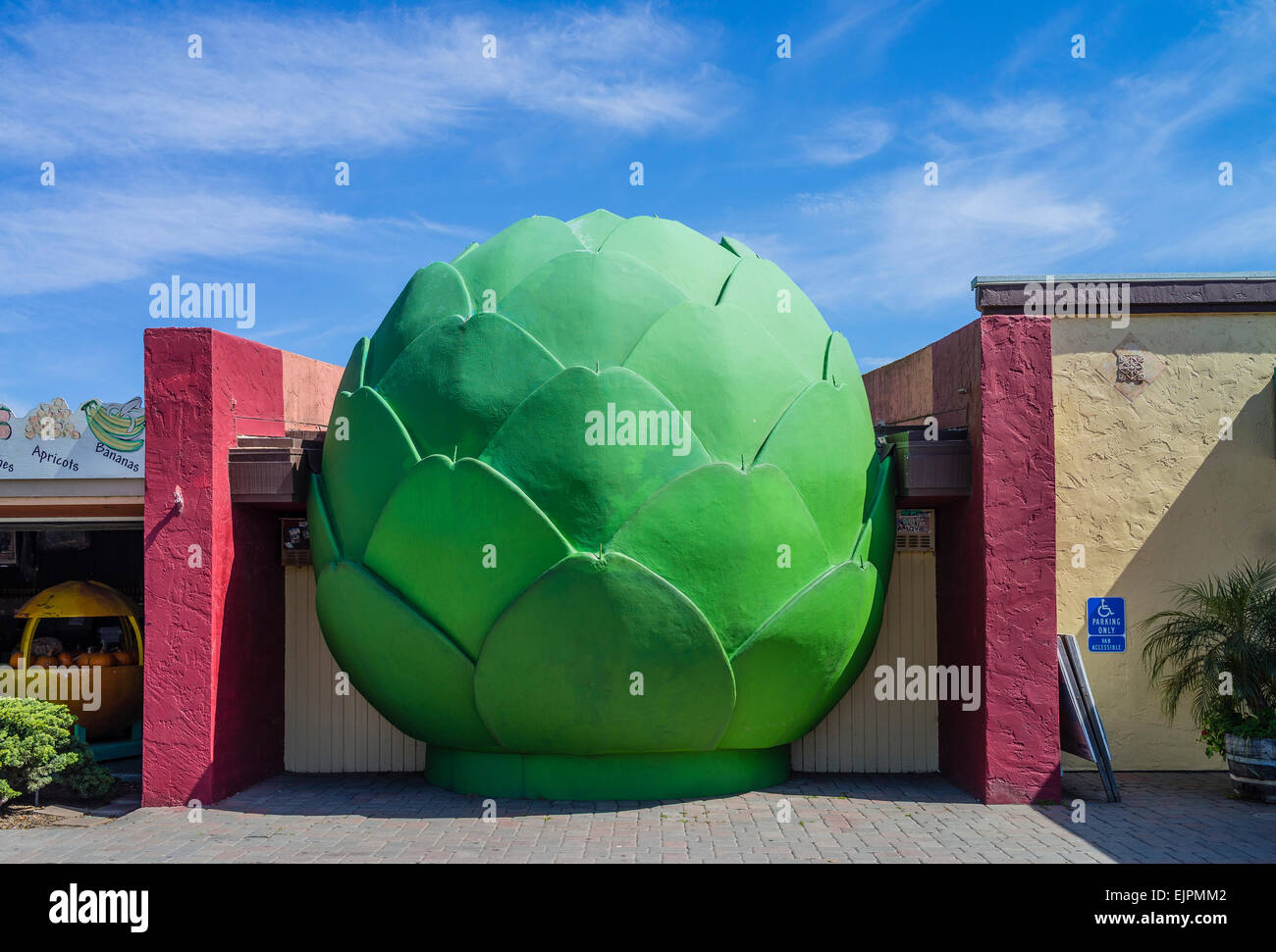 Una di dimensioni colossali sculture di carciofo al di fuori di un edificio in Castroville, California noto come 'il carciofo capitale di tutto il mondo Foto Stock