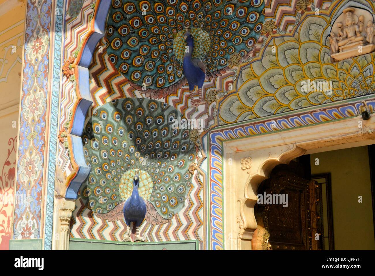 Opera d'arte di Pavone nel palazzo di città, Jaipur, India Foto Stock