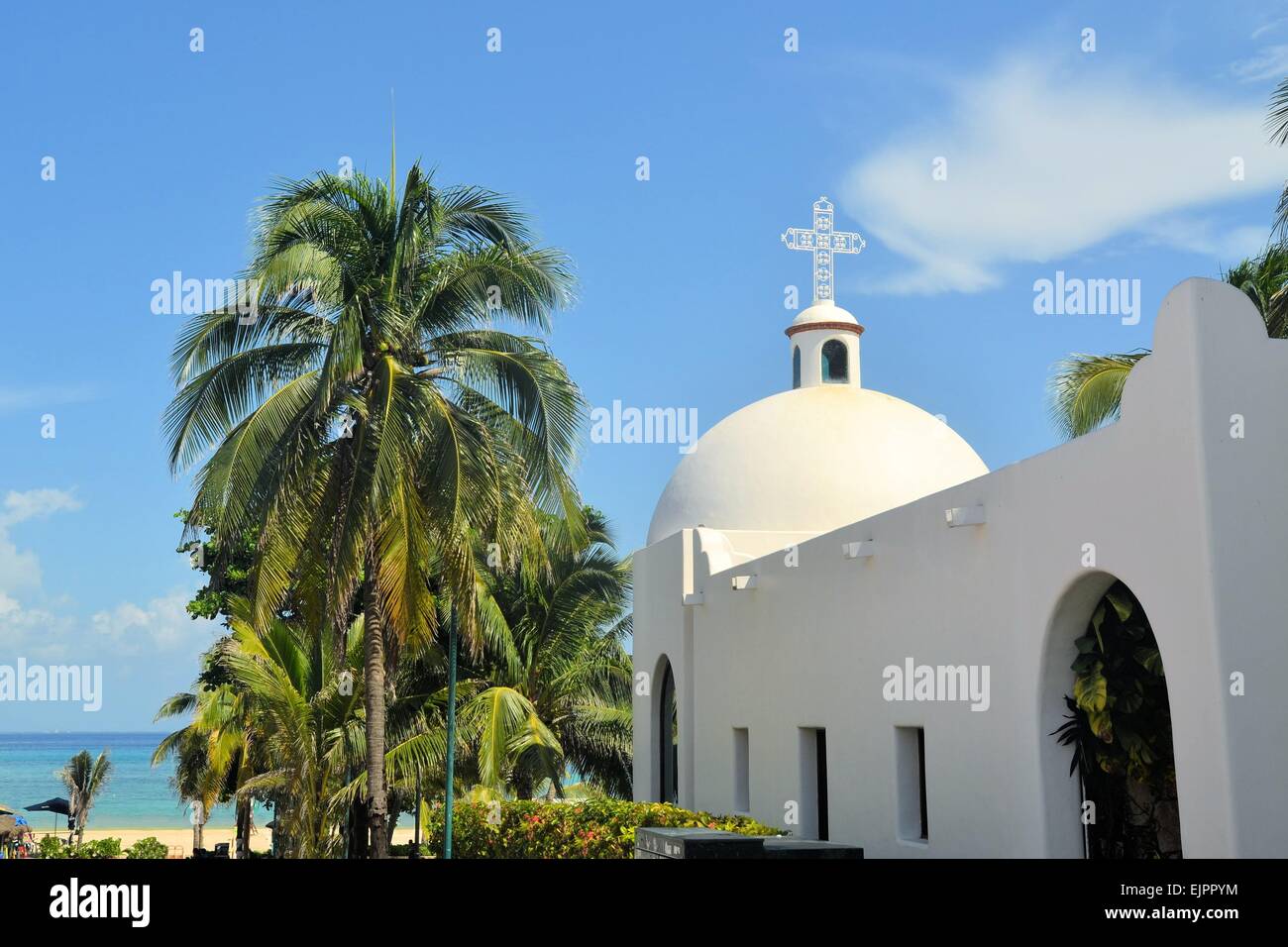 Bianco Chiesa messicana in spiaggia, Playa del Carmen, Messico Foto Stock