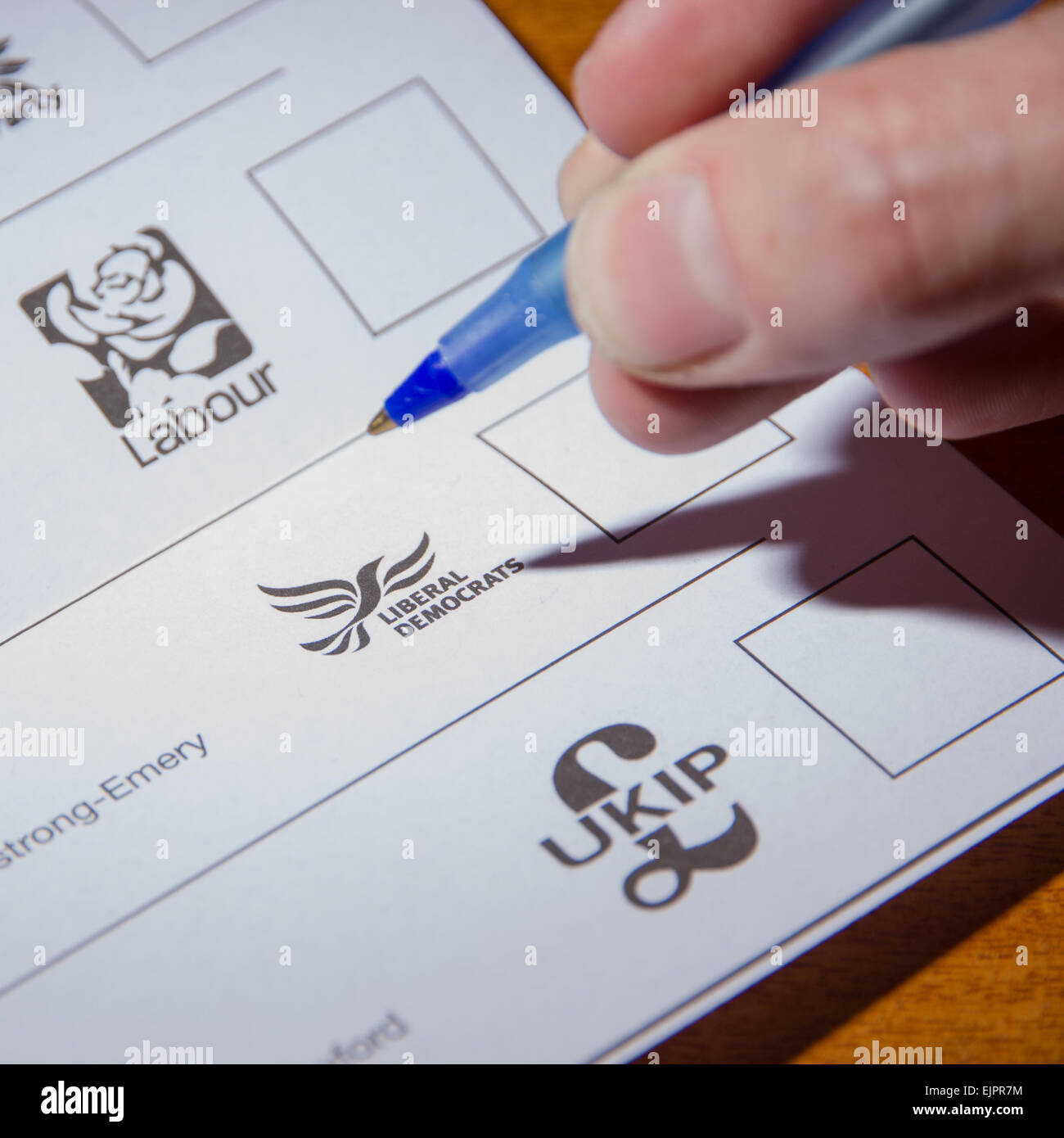 Un Regno Unito voto cartaceo con i loghi del lavoro, il gruppo del Partito europeo dei liberali democratici e il UKIP Foto Stock