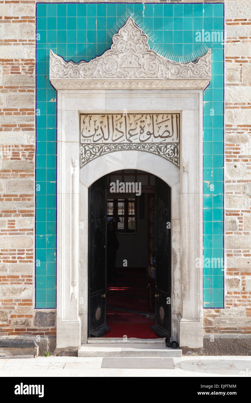 Stile Arabo motivi in rilievo, decorazione di porta vecchia. Konak moschea, Izmir, Turchia Foto Stock