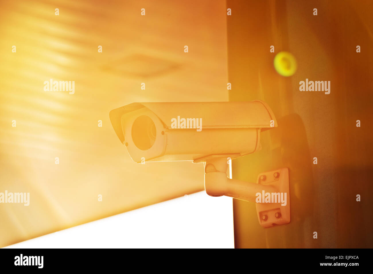 Sicurezza industriale telecamera TVCC montato sulla parete dell'edificio come parte della struttura del sistema di protezione con la luce del sole e la luce parassita, se Foto Stock