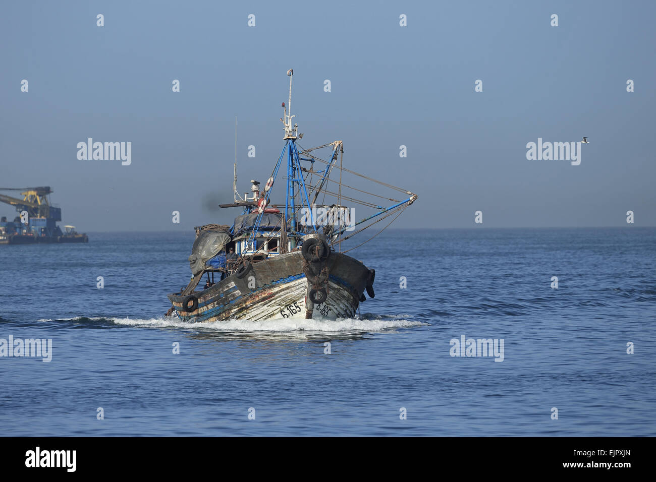 Barca da pesca con reti a strascico a pali in mare, Marocco, Novembre Foto Stock