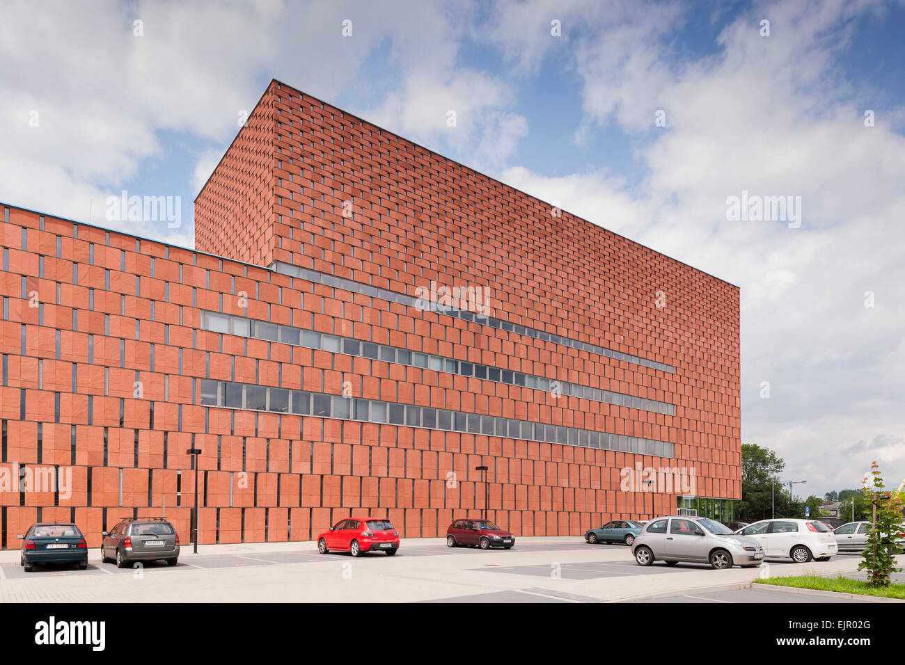 Prospettiva di edificio con area parcheggio. Le informazioni scientifiche Center & Academic Library, Katowice, Polonia. Architetto: HS99 , Foto Stock