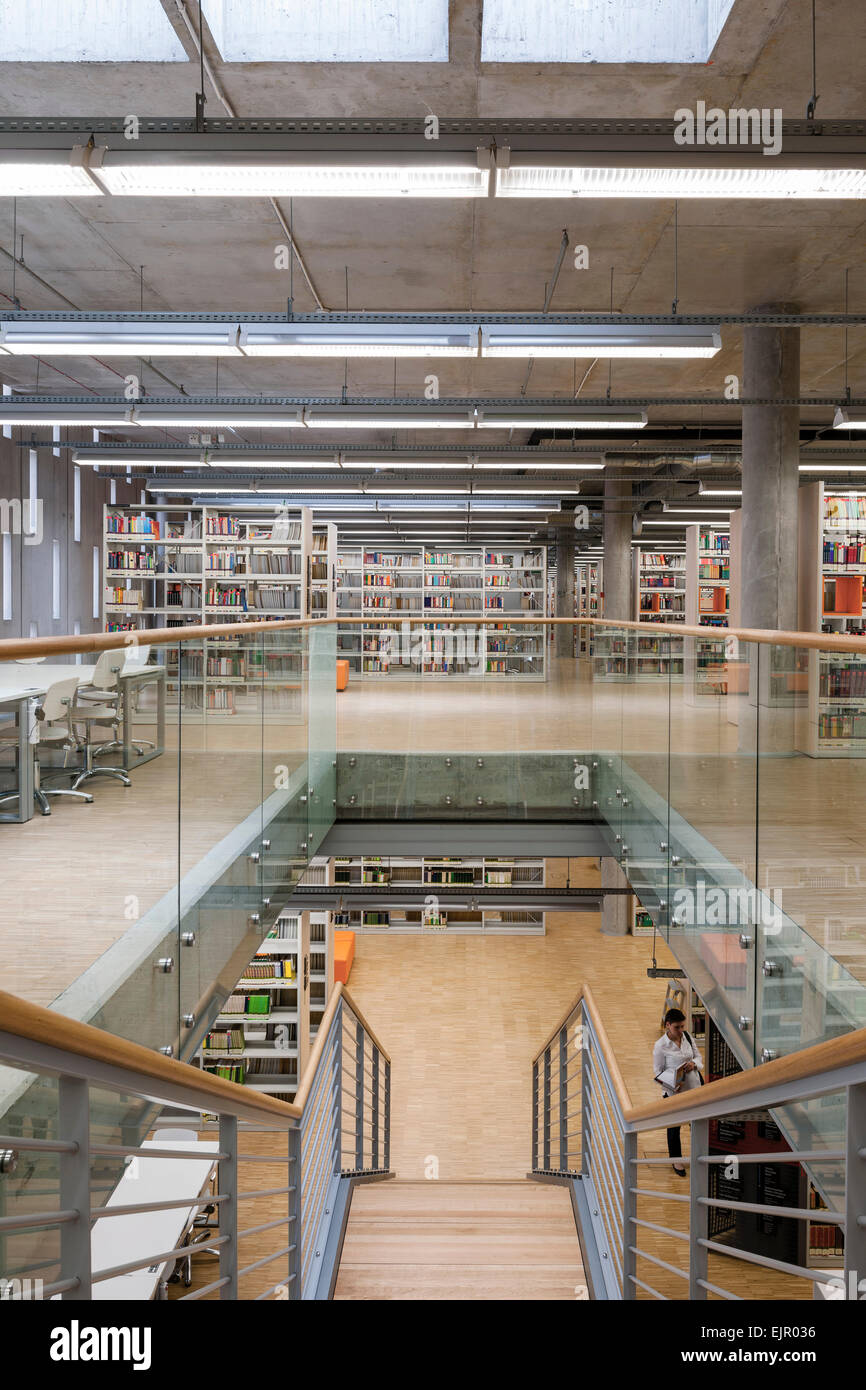 Vista interna della libreria con scala. Le informazioni scientifiche Center & Academic Library, Katowice, Polonia. Architetto: HS99 , 2 Foto Stock