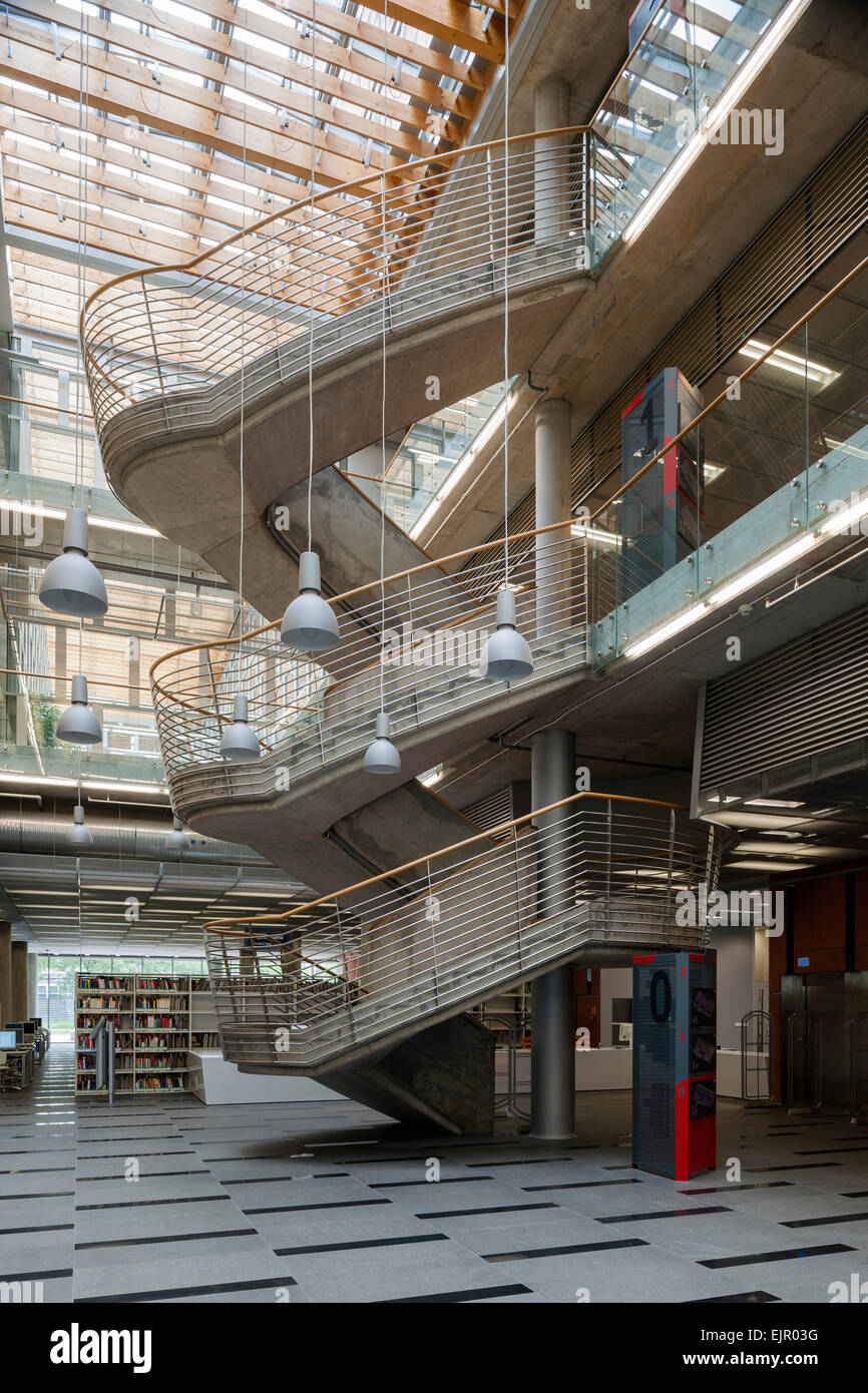 Vista interna di atrium e scala. Le informazioni scientifiche Center & Academic Library, Katowice, Polonia. Architetto: HS99 , 201 Foto Stock