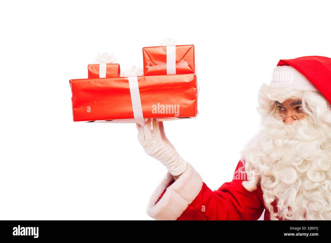Il vecchio Babbo Natale con gli occhiali e i guanti bianchi azienda doni  nelle sue mani, su sfondo bianco Foto stock - Alamy