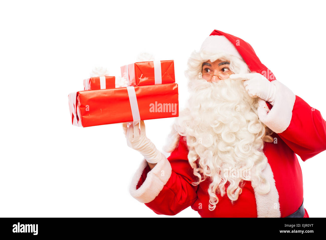 Il vecchio Babbo Natale con gli occhiali e i guanti bianchi azienda doni nelle sue mani, su sfondo bianco Foto Stock