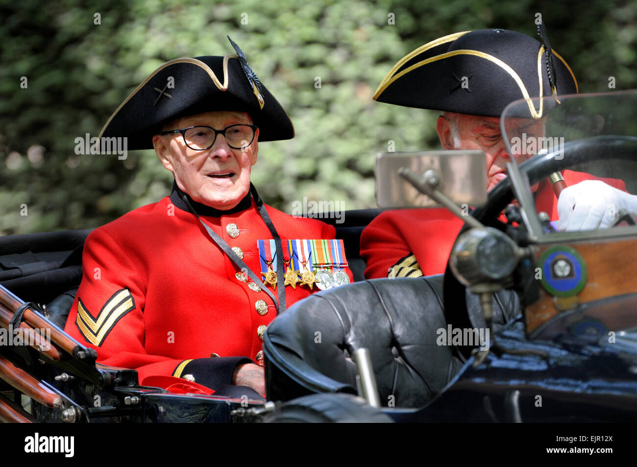 Chelsea titolare di pensione o di rendita con medaglie seduti in un'auto d'epoca durante la Grande Guerra centenario parata: Londra. 2014 Foto Stock