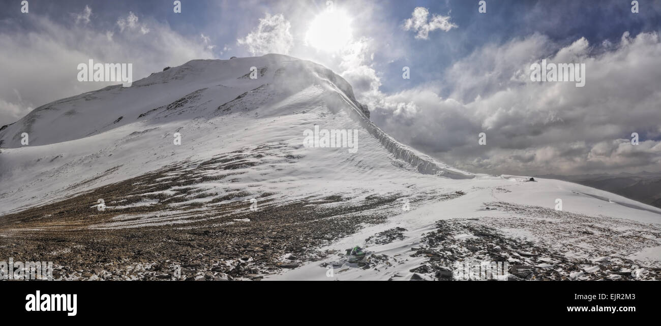 Suggestivo panorama del freddo paesaggio montuoso di Pamir mountain range in Tagikistan Foto Stock