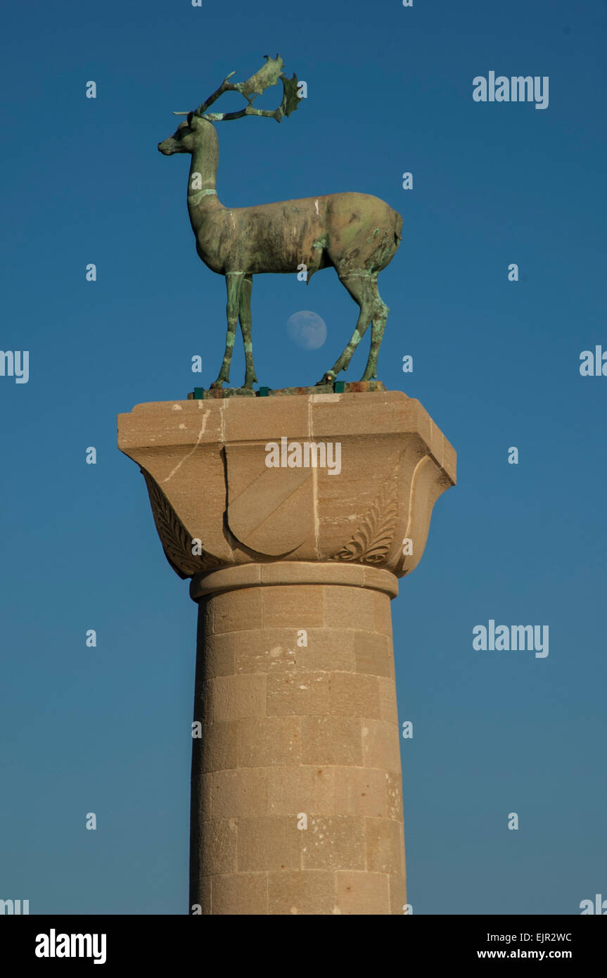 Monumento a Mandrachi porto di Rodi, Grecia Foto Stock