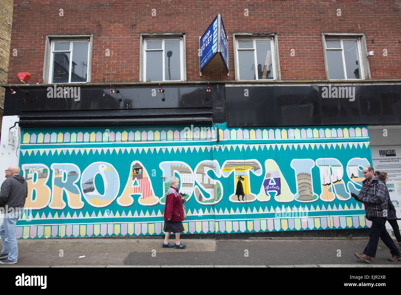 Run-giù edifici su Broadstairs High Street, Kent, Sud Thanet, England, Regno Unito Foto Stock