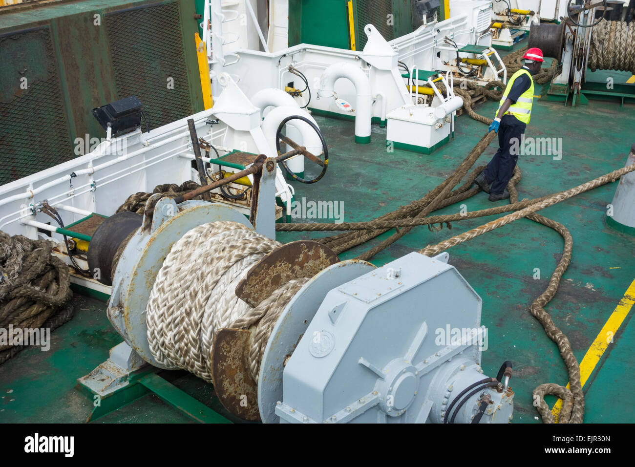 Equipaggio di fissaggio funi di ormeggio sul traghetto di grandi dimensioni Foto Stock