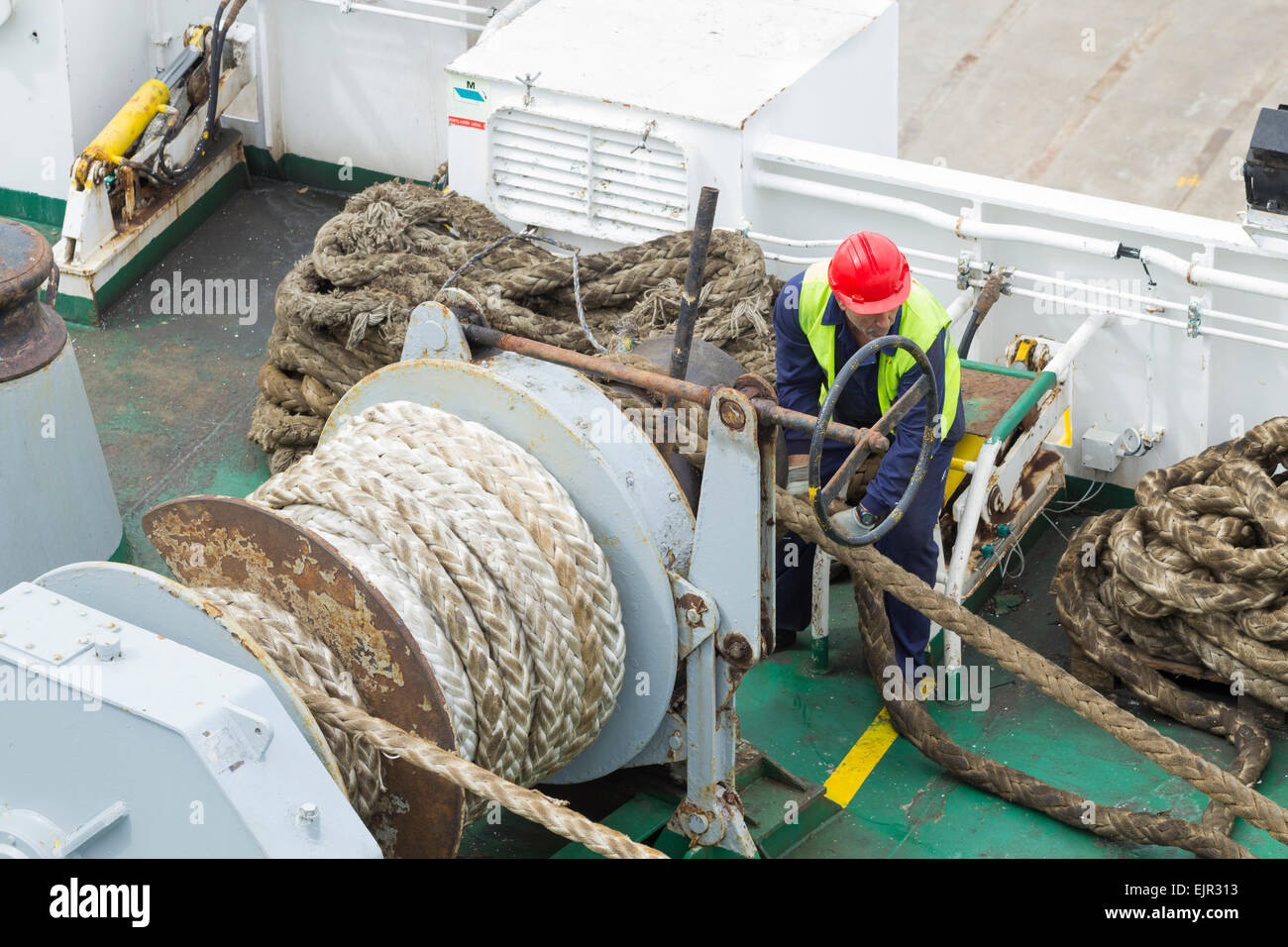 Equipaggio di fissaggio funi di ormeggio sul traghetto di grandi dimensioni Foto Stock