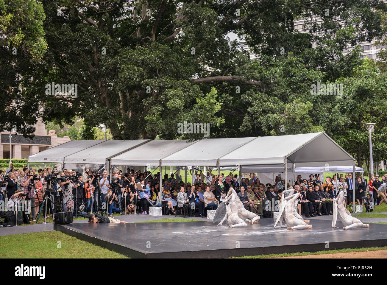 Sydney, Australia - 31 Marzo 2015: l'Aboriginal Bangarra Dance Theatre eseguita "hields' all inaugurazione del nuovo memoriale dall artista Tony Albert intitolata 'Yininmadyemi - Tu hai lasciato cadere' in Hyde Park, Sydney. Credito: MediaServicesAP/Alamy Live News Foto Stock