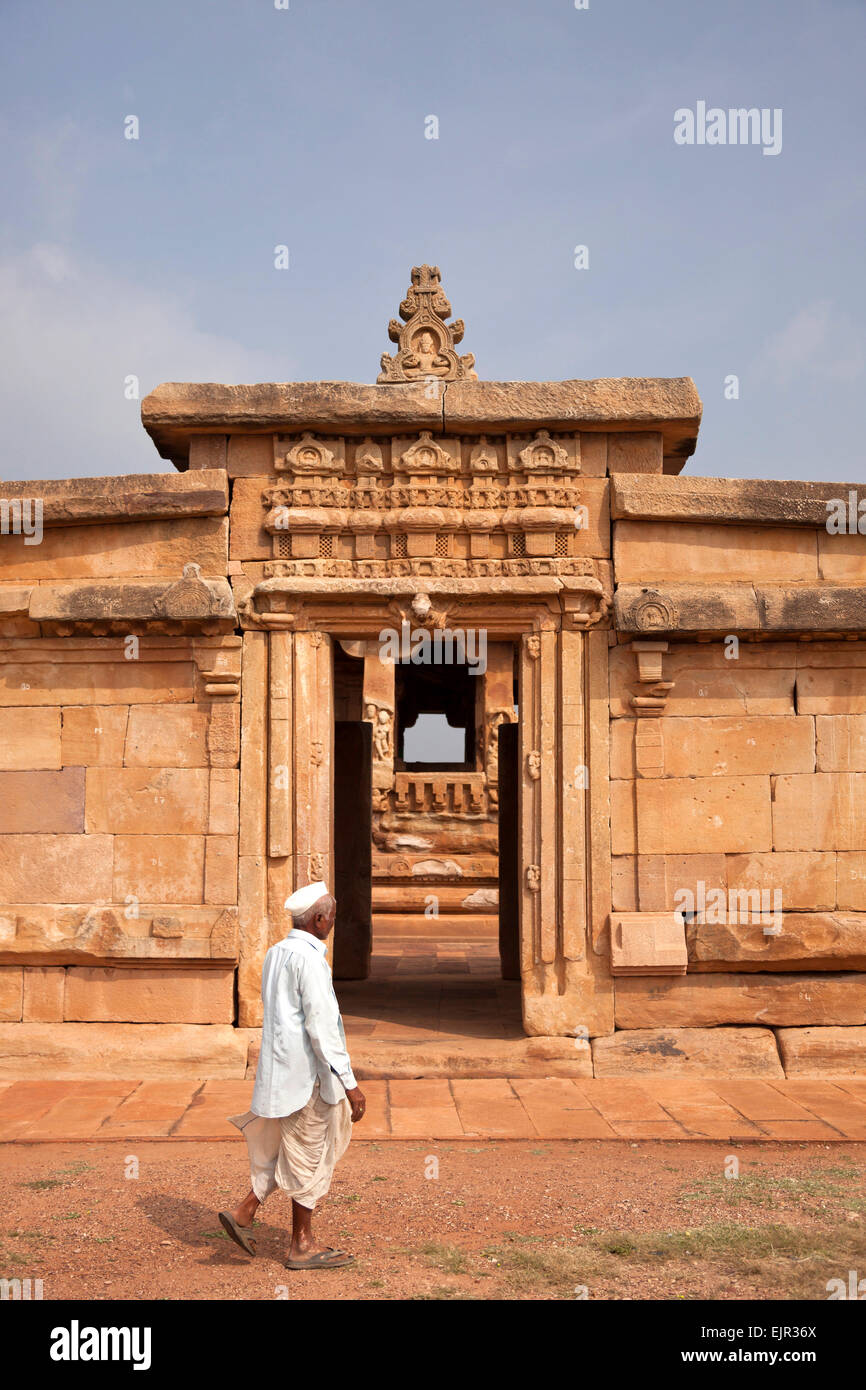 Visitatori indiano nei templi indù dal tempo dell'Impero Chalukya a Aihole, Karnataka, India Foto Stock