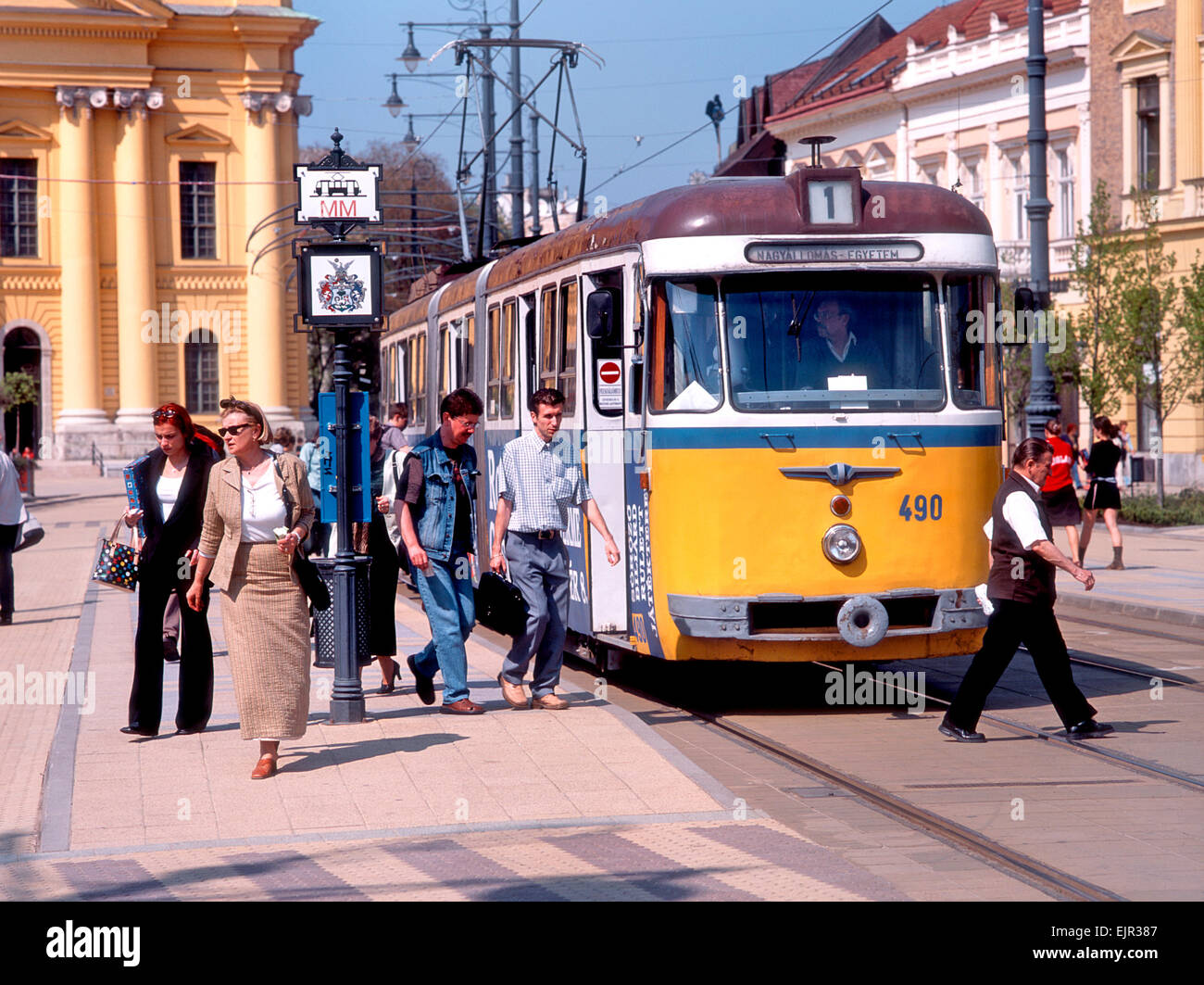 Debrecen, Ungheria. Kossuth ter (quadrato) Tram di fronte calvinista Chiesa Grande (1823) Foto Stock