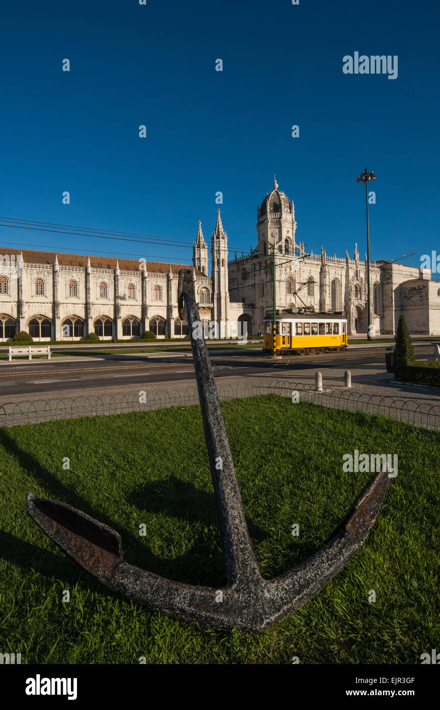 Lisbona portogallo/10dicembre 2006 - Museo Nazionale di Archeologia nel quartiere Belem. Tram giallo sullo sfondo Foto Stock