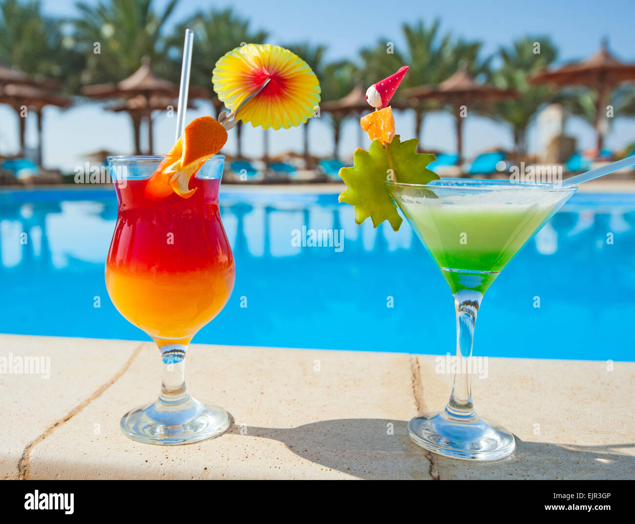 Due cocktail bevande da un resort tropicale piscina Foto Stock