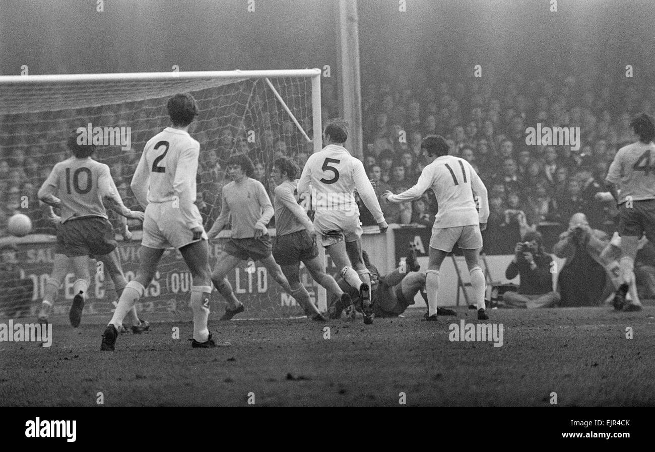 FA Cup Quarti di Finale corrispondono a Elland Road. Leeds United 2 v Tottenham Hotspur 1. Obiettivo per Leeds con Paolo reaney (2), Jack Charlton (5) e Eddie grigio (11) che guarda. Il 18 marzo 1972. Foto Stock