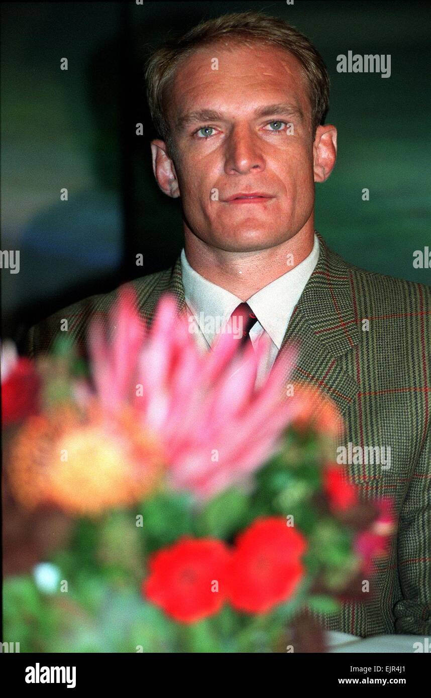 Francois Pienaar, ex-South African giocatore di rugby firma per i Saraceni Rugby Club. 4 Dicembre 1996 Foto Stock
