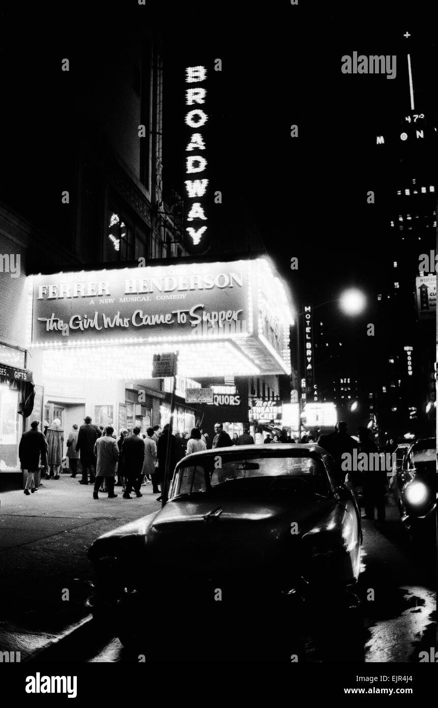 Il Teatro di Broadway a New York STATI UNITI D'AMERICA 11 gennaio 1964. Attualmente mostra una commedia musical chiamato la ragazza che è venuto a cena con protagonista Jose Ferrer come Granduca Charles e Firenze Henderson come Maria Morgan. Musica e testi di Noel Coward. La ragazza che è venuto a cena aperto presso il Teatro di Broadway a New York il 8 dicembre 1963 e ran 112 spettacoli, chiudendo il 12 marzo 1964. *** Caption locale *** Jose Ferrer - Gran Duca Carlo Firenze Henderson - Maria Morgan Ferrer Henderson musica e testi di Noel Coward. Foto Stock