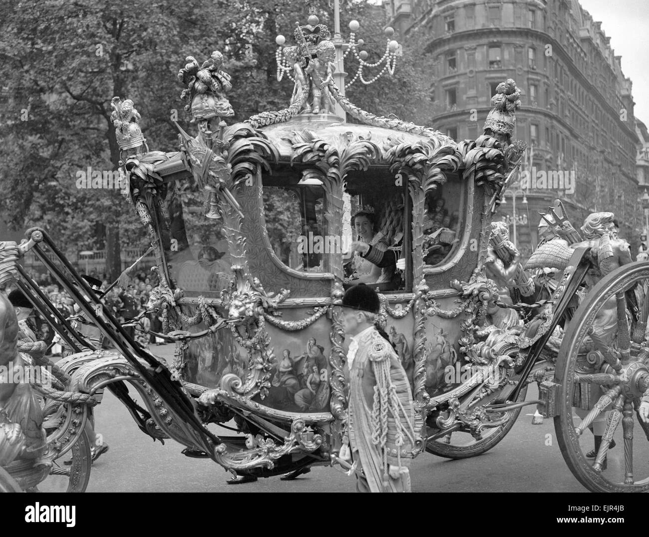 L incoronazione della Regina Elisabetta II. La Golden State coach di trasportare la regina, passando Northumberland Avenue sul modo di Abbazia di Westminster per la cerimonia. Square. 2 Giugno 1953. Foto Stock